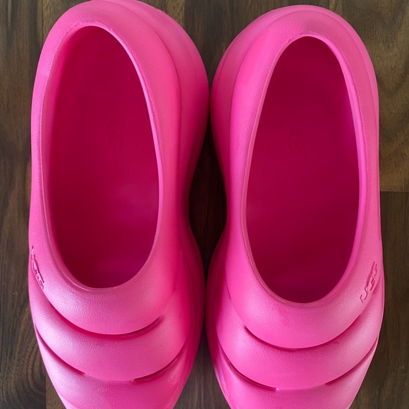 UGG Pink Water Shoes (women’s size 10) - Picture 5 of 10